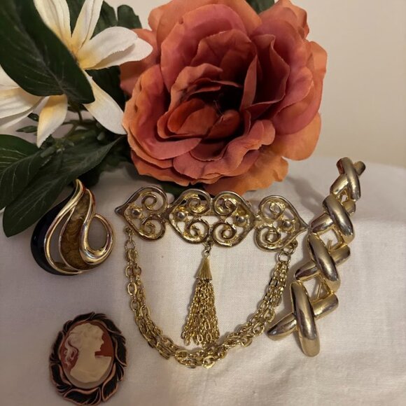 Beautiful and Unusual set of 4 Different Brooches for any occasion - Picture 12 of 16